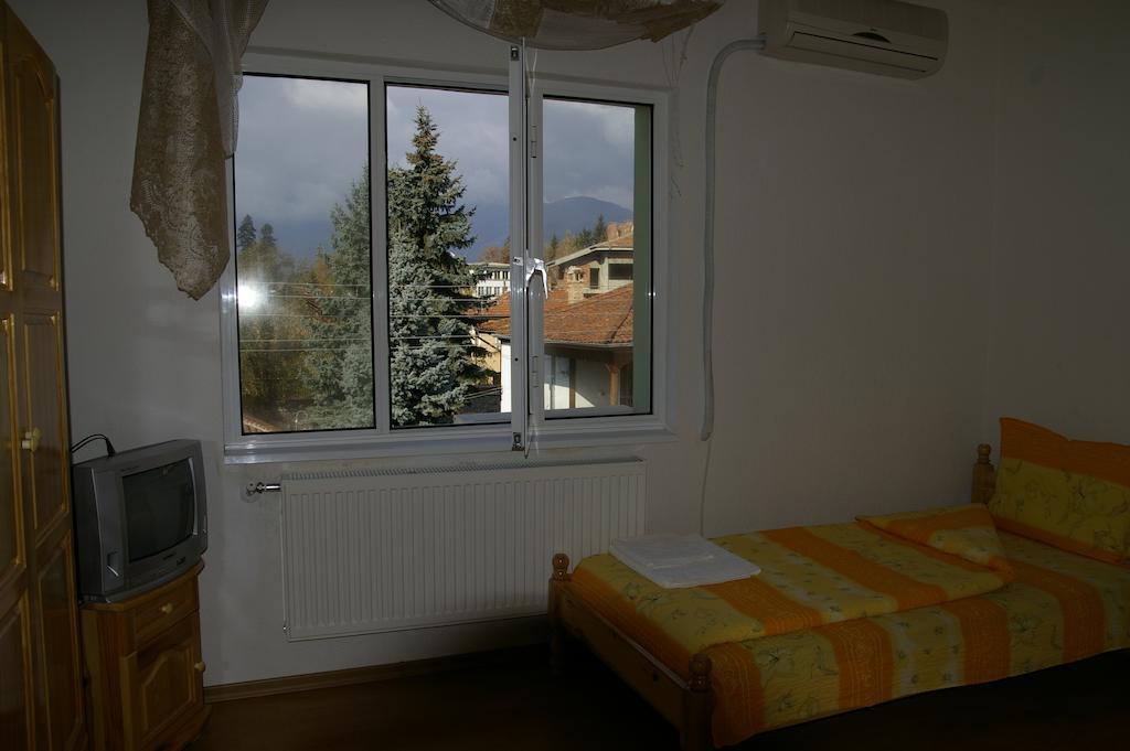 Karadzhovy Guest House Kalofer Habitación foto