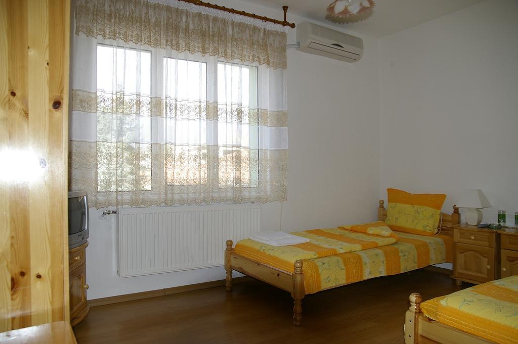 Karadzhovy Guest House Kalofer Habitación foto