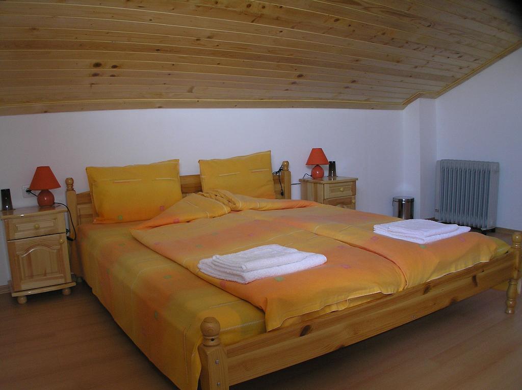 Karadzhovy Guest House Kalofer Habitación foto