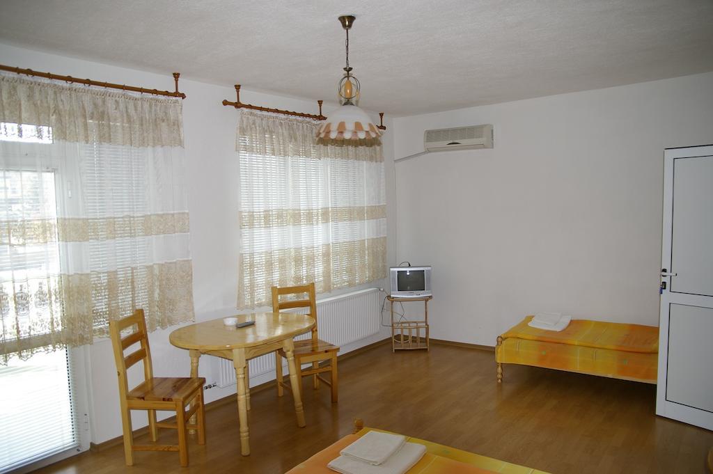 Karadzhovy Guest House Kalofer Habitación foto