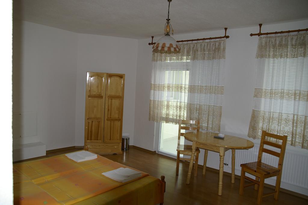 Karadzhovy Guest House Kalofer Habitación foto